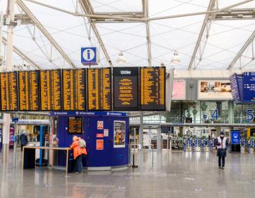 Manchester Piccadilly railway station concourse